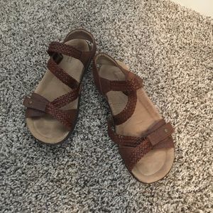 Earth Origins leather sandals size 9W